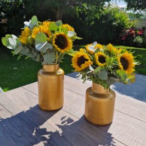 Gouden vaas zonnebloemen